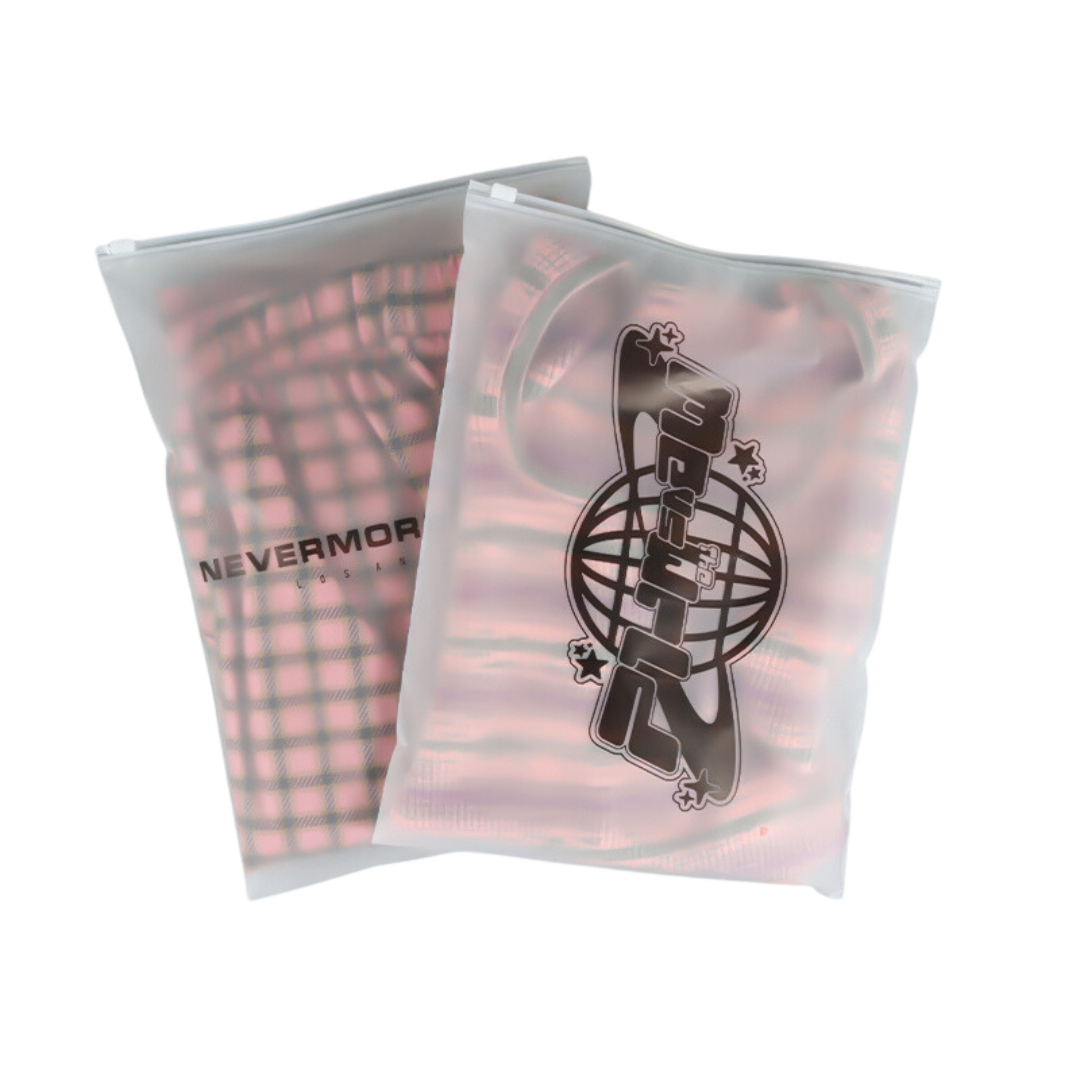 "Pochettes d'emballage translucides avec un motif graphique 'NEVERMORE' et un design de cadran, idéales pour produits de marque."
