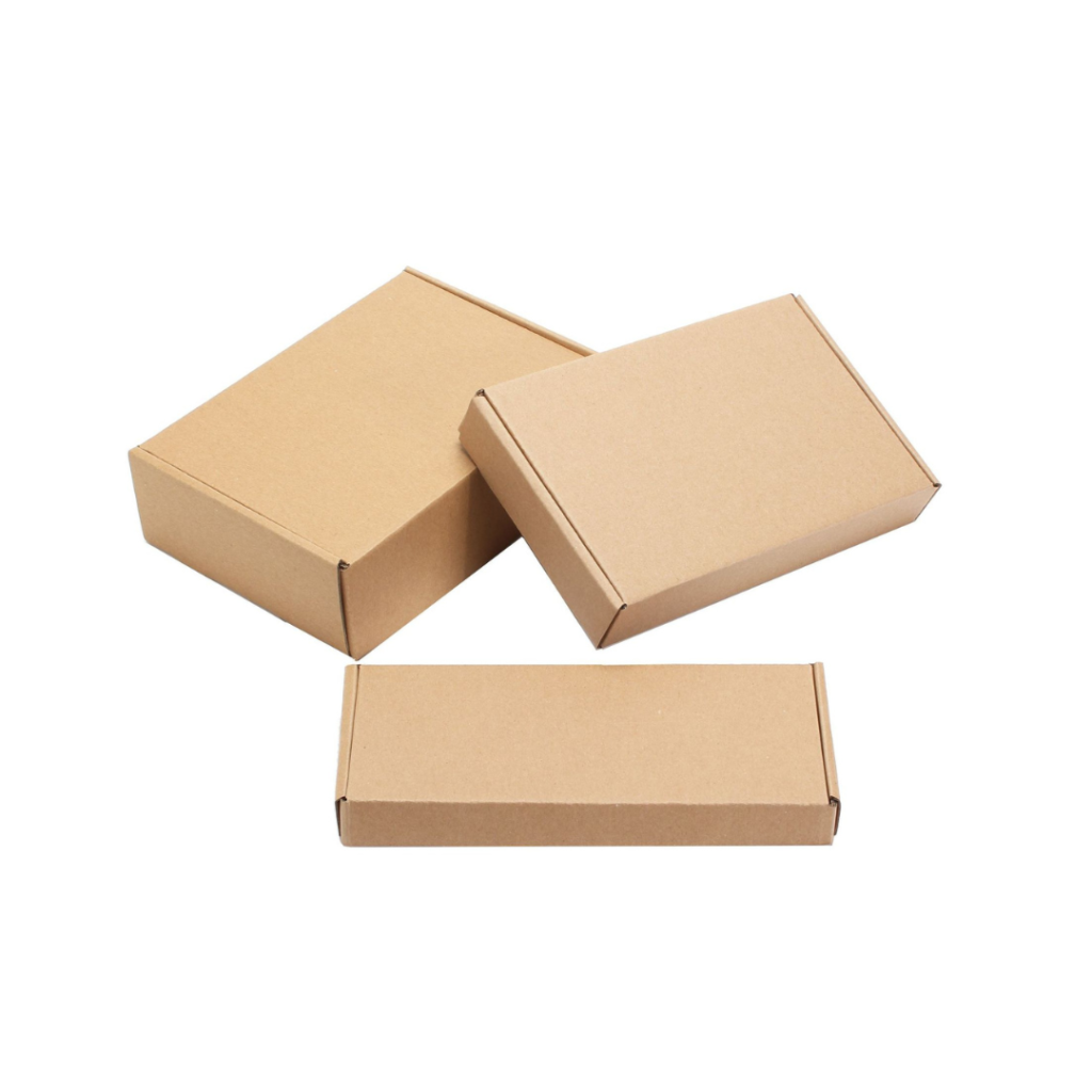 "Boîtes en carton kraft de différentes tailles empilées, idéales pour emballage et expédition."