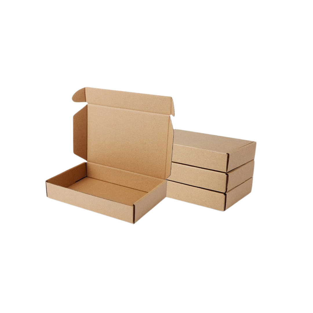 "Boîtes d'expédition en carton kraft ouvertes et empilées, prêtes pour l'envoi ou la personnalisation."