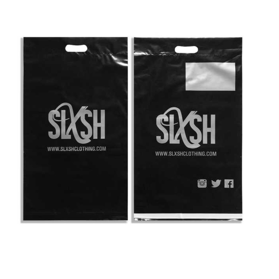 Sacs en plastique noirs avec logo 'SLASH' en blanc et coordonnées de réseaux sociaux pour une marque de vêtements."