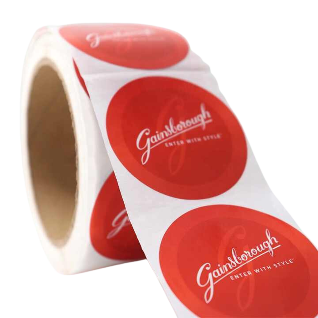 "Rouleau d'autocollants de marque 'Gainsborough' avec logo sur fond rouge pour emballage personnalisé."