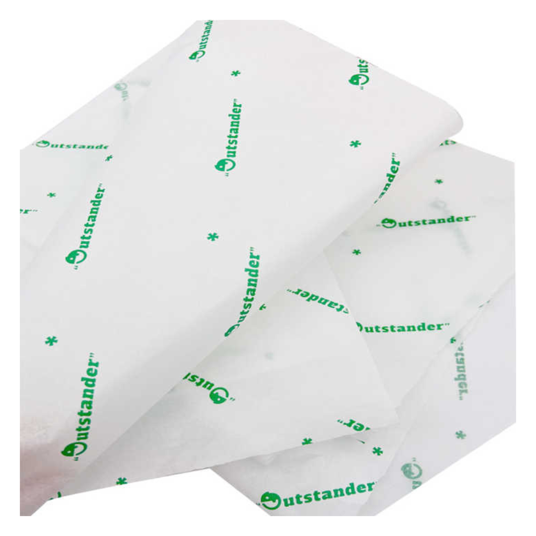 "Papier de soie blanc personnalisé avec des logos 'Outstander' verts répartis uniformément."